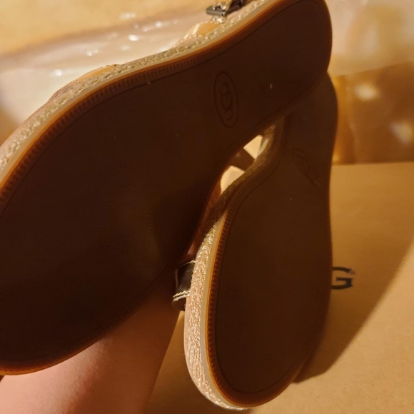 UGG Women's Brylee Gold Sandals Size 6.5 - Picture 2 of 5